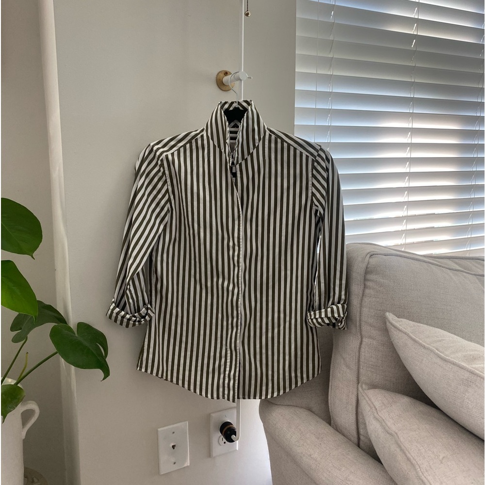 Sarah Alexandra blouse SIGNATURE: OLIVE YOU
Signature Shirt